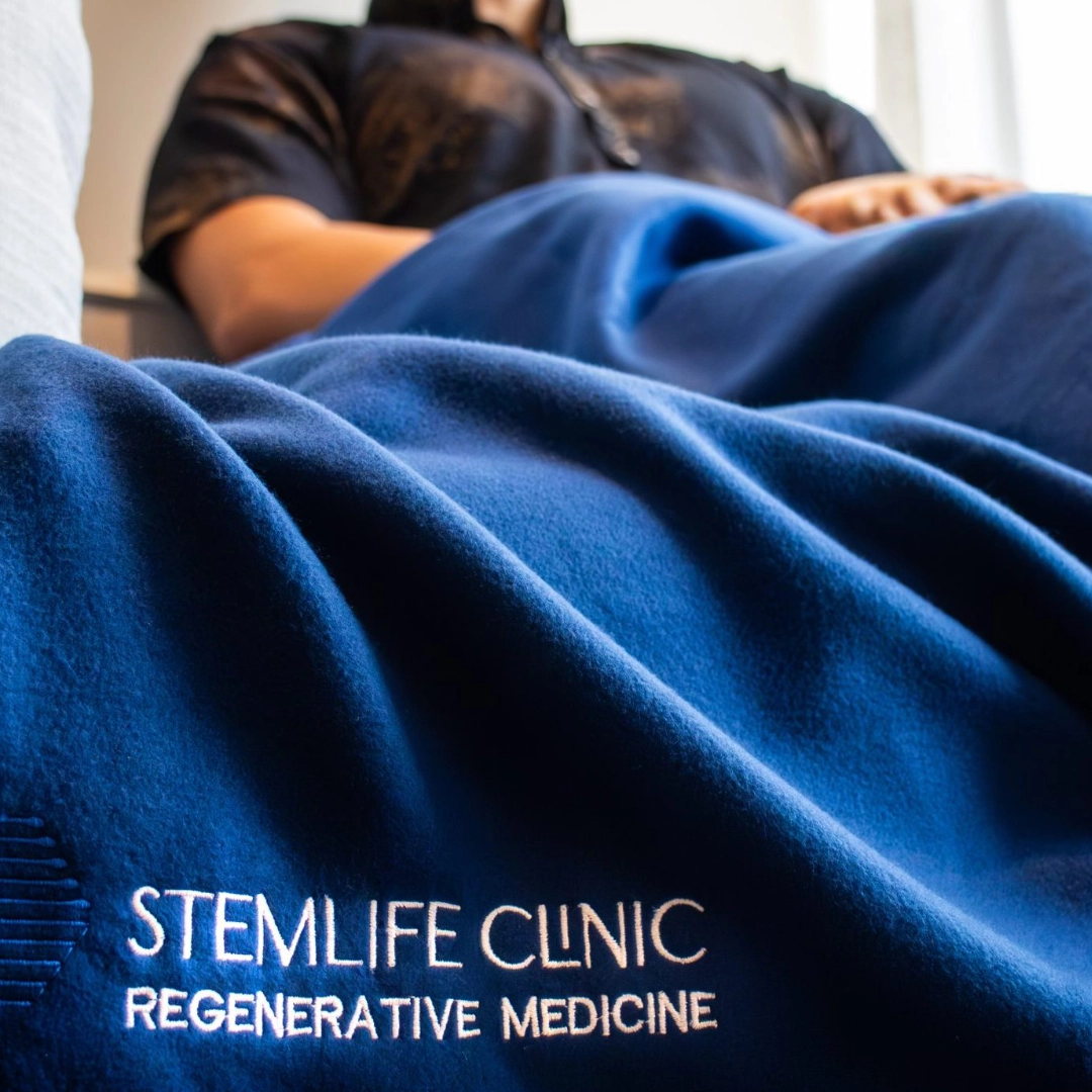 Paciente en reposo durante una sesión en Stemlife Clinic