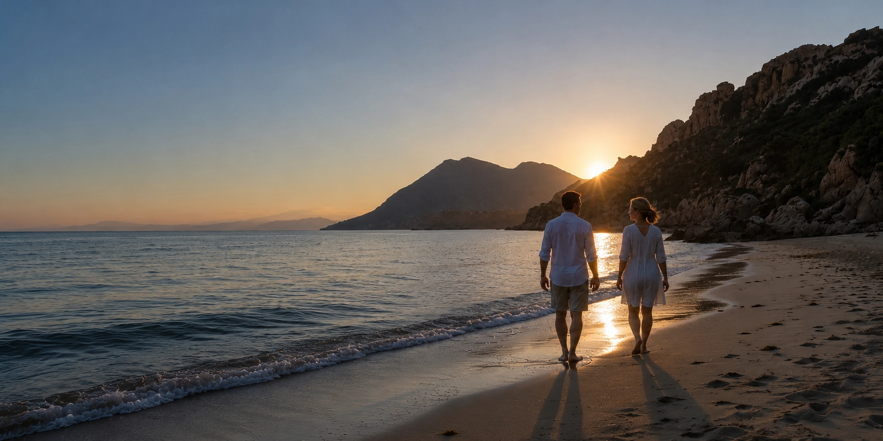 Pareja caminando por la playa al atardecer